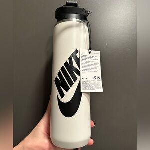 Nike recharge Stainless Steel Chug Bottle (24 oz)